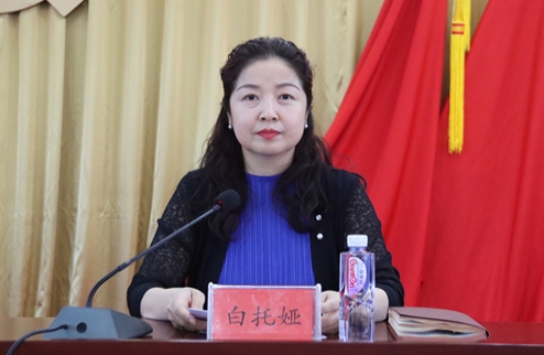 黨委副書(shū)記、院長(zhǎng)　白托婭