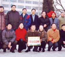       2004年12月路大三、四班畢業(yè)生十五周年同學(xué)聚會(huì)在母校栽下師生紀(jì)念 樹祝母校更加輝煌